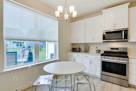 Breakfast Bar & Dining Area