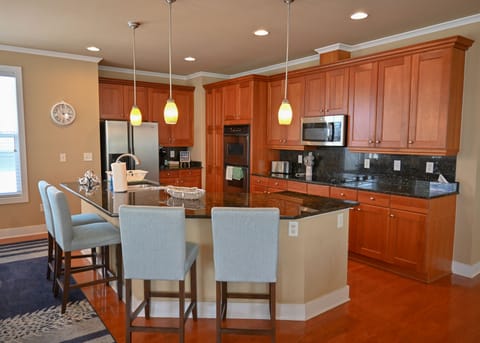 Bar seating for 4 around the kitchen island.