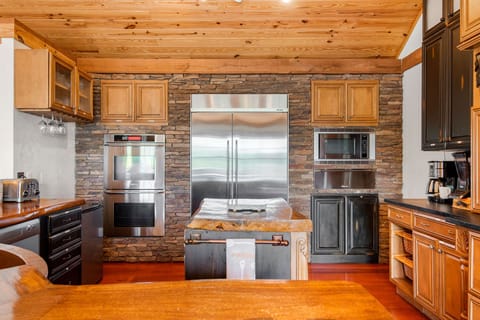 "We had the best stay, the kitchen was our favorite for cooking big meals for breakfast and dinner and the view was beautiful! They had everything you could possibly need!" April 2024