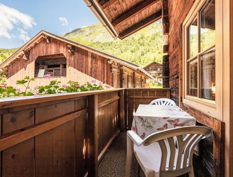 Property, Window, Sky, Building, Wood, Plant, Cloud, Interior Design, Architecture, Sunlight