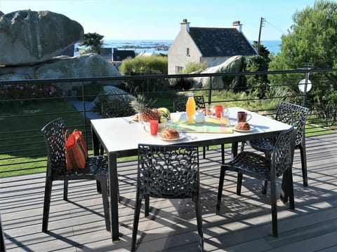 Table, Property, Furniture, Sky, Outdoor Table, Chair, Outdoor Furniture, Tree, Architecture, Kitchen & Dining Room Table