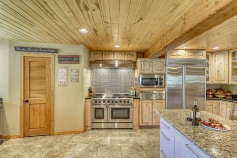 Amazing open kitchen with everything you and your guests will need, or stroll downtown for fine dining, award winning breweries or riverfront bistros!