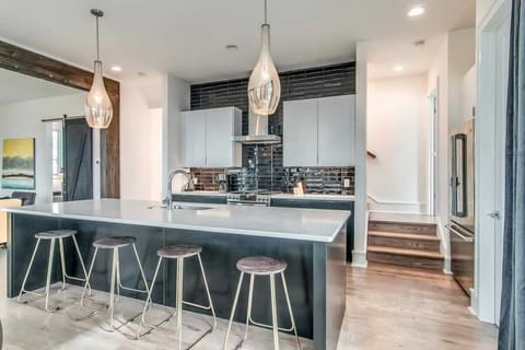Modern, fully-stocked kitchen!