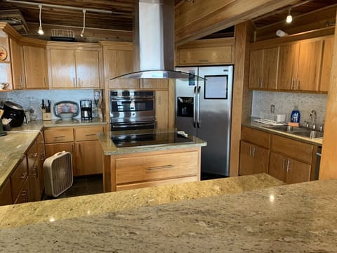 Granite counter, SS appliances, oak cabinets, quartz splash, cypress ceiling/wal