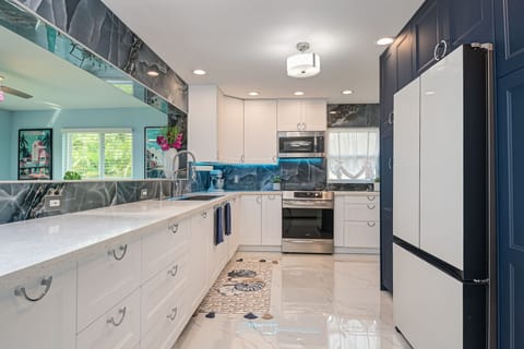 Easy clean induction range - instant response. 2 sizes of ice and water in door.