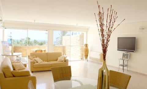 LIVING ROOM WITH LCD TV / CABLE 