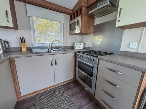 Whether you're planning a last minute staycation or a well-organized getaway, static caravan holidays at Southview Holiday Park offer comfort and convenience near Skegness beach England.