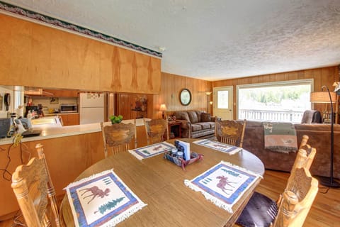 Dining Area | Dishware & Flatware Provided