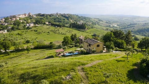 Casa dei Monti overlooking the town of Colmurano,