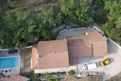 Villa Swimming pool 210m2 / 3000m2 In the countryside but 15 minutes walk from Saint Maximin Villa in Saint-Maximin-la-Sainte-Baume