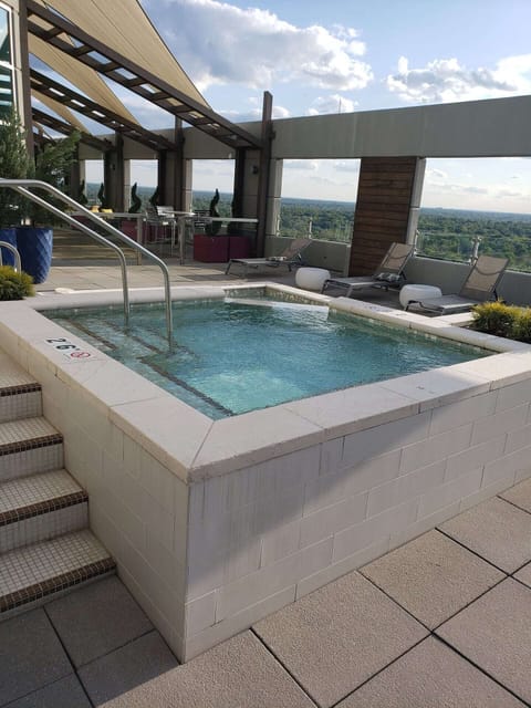 Rooftop jacuzzi. Relax after a busy day working or touring the city. 