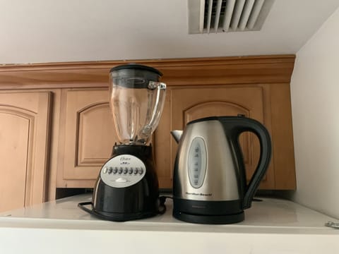 Blender, electric tea kettle