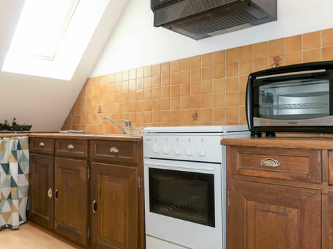 Cabinetry, Property, Furniture, Countertop, Building, Kitchen, Wood, Television, Drawer, Home Appliance