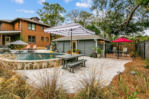 Cute studio guest house in the heart of North Hill