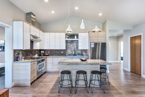 Granite counters and ample light in the kitchen