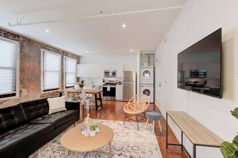 Bask in natural daylight for a boost of alertness. The apartment has a spacious living area—a comfy sitting spot for Netflix and chill. A 4-seater table to enjoy a tasty meal, have a coffee, or get some work done.