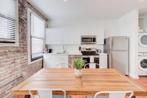 The fully equipped modern kitchen has all the basics to warm up leftovers or takeout food and even cook up a quick hearty meal- Pots, pans, salt, pepper, olive oil, and all that jazz you’ll need for your stay.