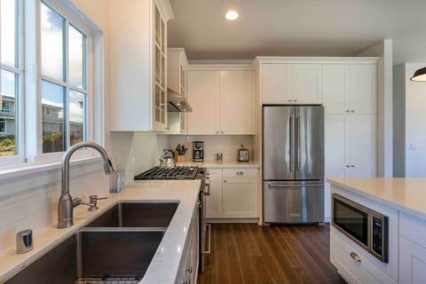 Main House Kitchen: Fully Equipped for Your Culinary Adventures!