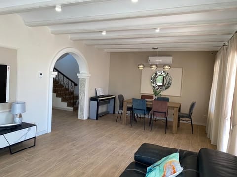 Living room with a dining area inside the house (6 chairs) 