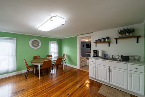 Eat-in Kitchen w/ sink and dining table and chairs