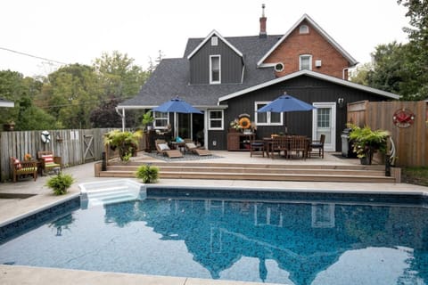 Beautiful Area With Pool