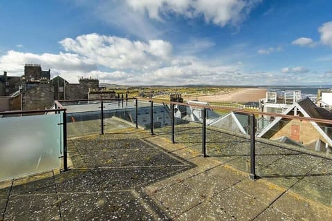 Iconic 4‑Bedroom St Andrews Golf Place Apartment with Old Course Views & Rooftop Terrace Cottage in Saint Andrews