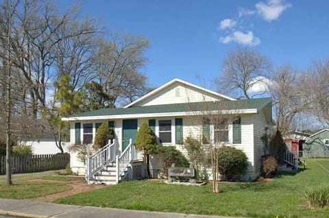 Just a short distance to stores, restaurants, and historic downtown.