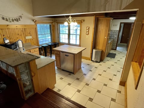 Kitchen, breakfast bar to eat at