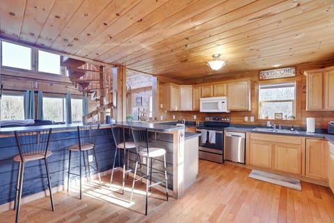 Fully equipped kitchen with lots of space, counter tops and seating