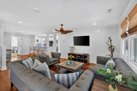 Spacious living room to spread out!