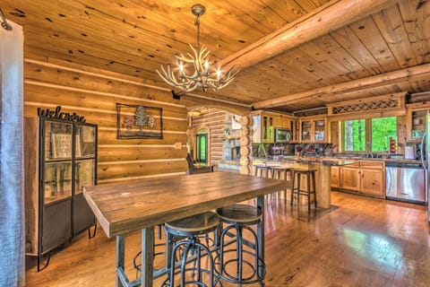 Dining Area | Dishware & Flatware Provided