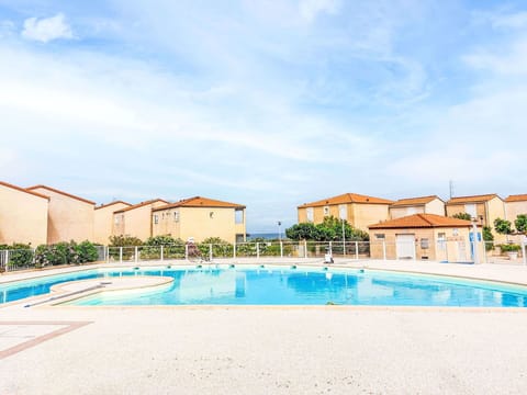 Water, Sky, Cloud, Swimming Pool, Blue, Plant, House, Building, Composite Material, Real Estate