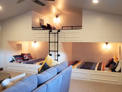 Third floor bunk room.  3 queen beds

