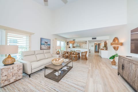 Great Room - looking towards the kitchen