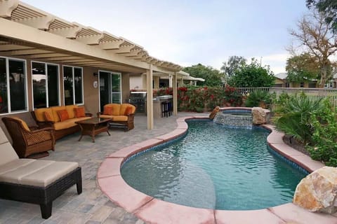 Beautiful private pool, walking distance from Coachella and Stage Coach.