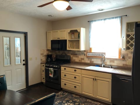 Large, spacious, and fully equipped kitchen!
