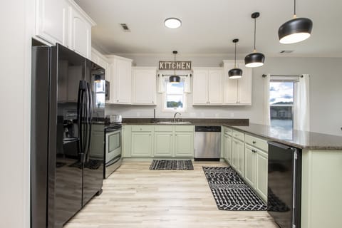 UNDER THE COUNTER ICE MACHINE. PERFECT FOR ICE CHEST & FROZEN MARGARITAS.