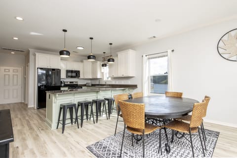 KITCHEN & DINING TABLE . LAKE VIEW SITTING AT THE BAR