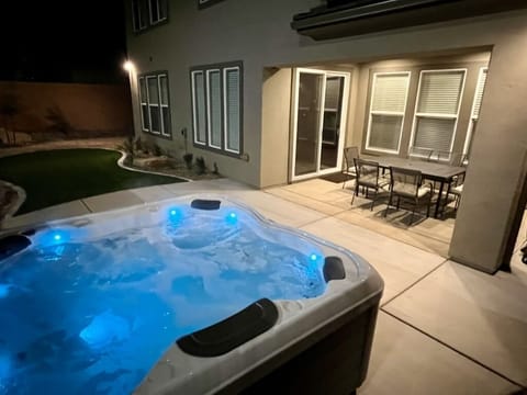 Hot Tub - Patio - Covered - Outside Dining - Outside lighting