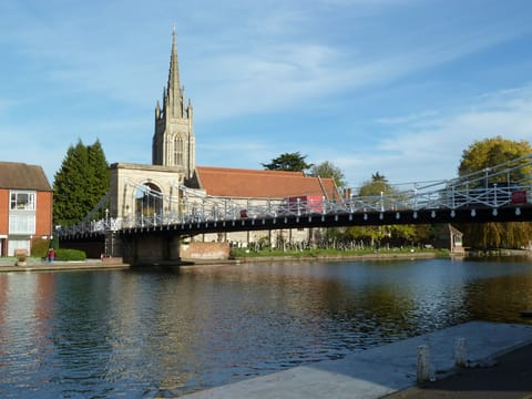 Marlow All Saints Church with Marlow's suspension bridge