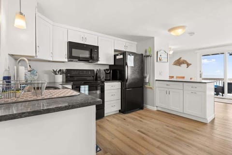 Newly remodeled kitchen with all major kitchen appliances