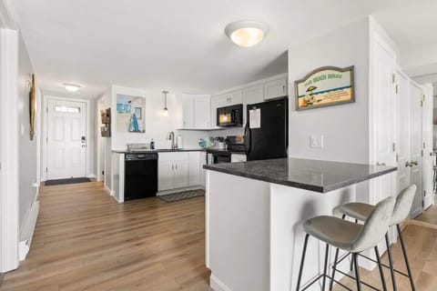 Newly remodeled kitchen with all major kitchen appliances