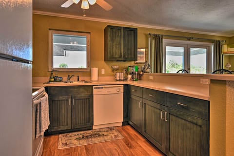 Fully Equipped Kitchen | Dishware/Flatware