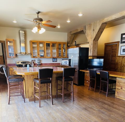 Full size kitchen with fridge, stove/oven