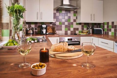 Fresh Escapes - Swifts Return - Romantic -  hot tub , sauna, pool