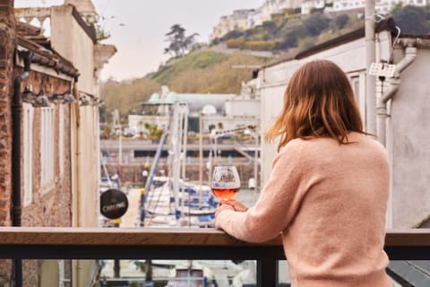 Fresh Escapes - Harbour Breeze - Hot Tub - Torquay - Sleeps 4