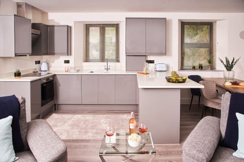 Fresh Escapes - Harbour Breeze - Hot Tub - Torquay - Sleeps 4