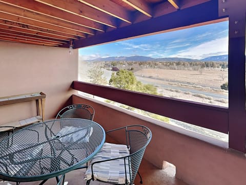 Outdoor Dining & Mountain Views