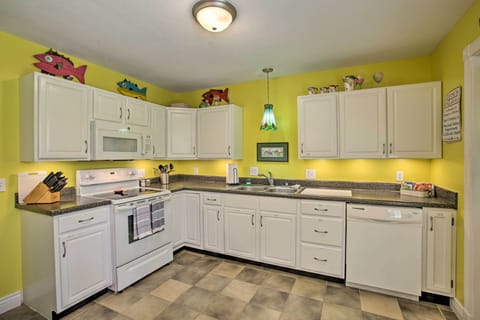 Kitchen | Blender & Slow Cooker Provided