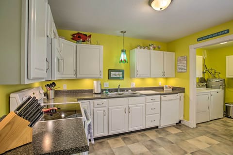 Kitchen | Complimentary Spices | Trash Bags & Paper Towels